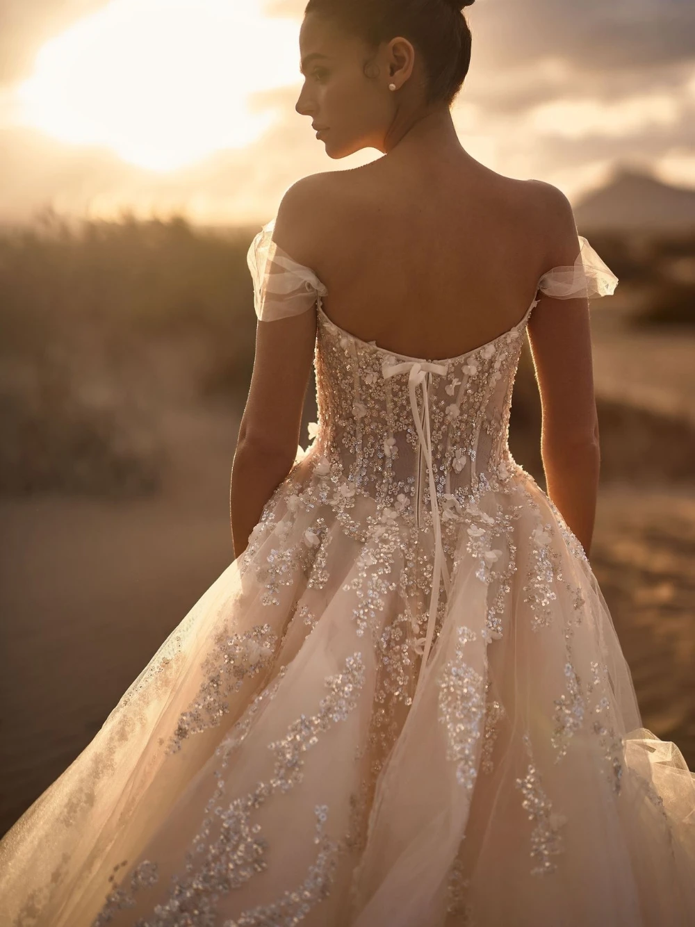 Nude-Elfenbein-Hochzeitskleid mit Pailletten in Übergröße, süßes, schulterfreies, durchsichtiges, schillerndes, langes Brautkleid mit individuellen verträumten Blumen