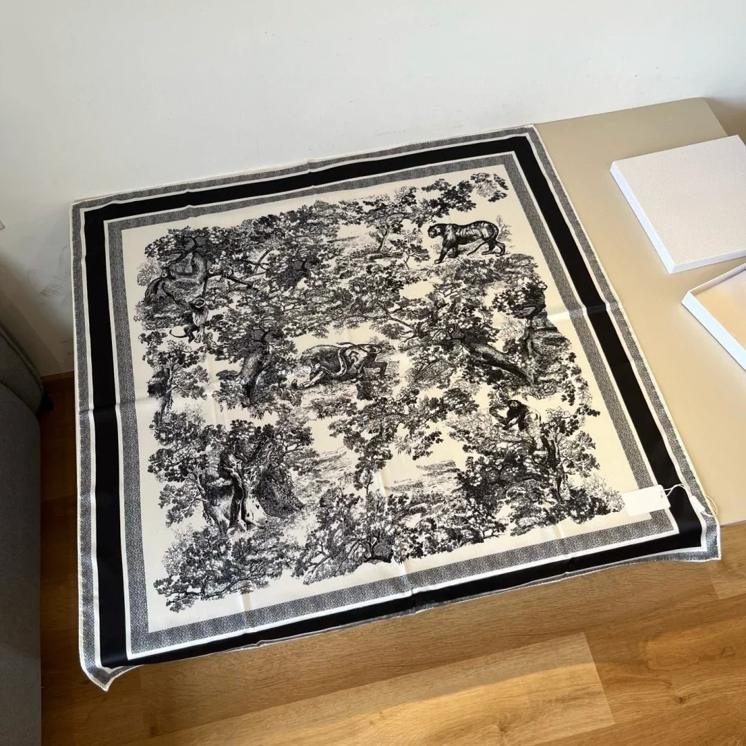 

High-end Accessories Women's Square Silk Scarf Fashionable Headscarf Luxury Brand Scarf Soft and Lightweight Luxury Gift