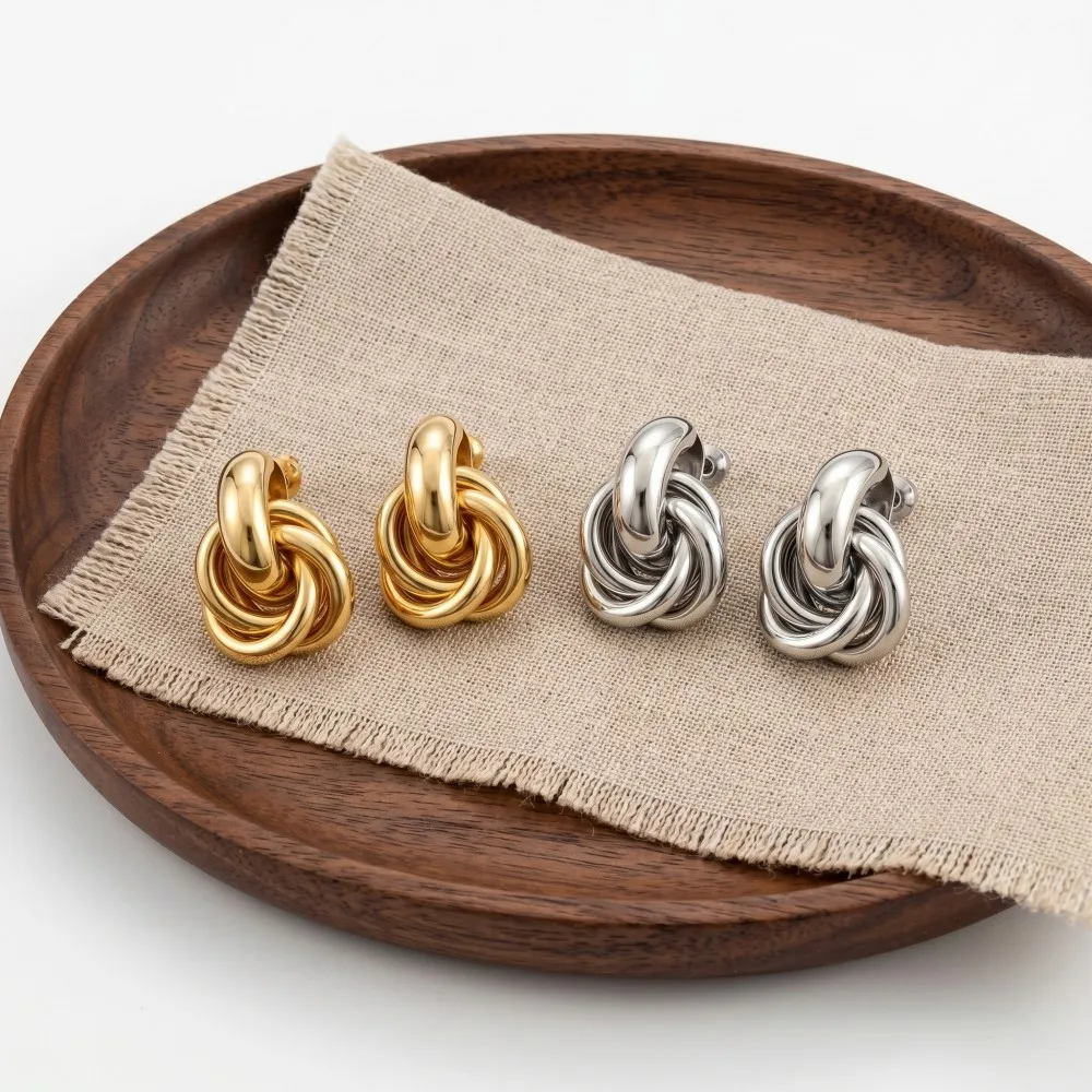 Twists Gold-Silberfarbene Knoten-Creolen im koreanischen Stil für Damen – Glänzende, trendige Ohrringe mit Schmetterlings-Ohrstecker für den Alltag – Detail 6