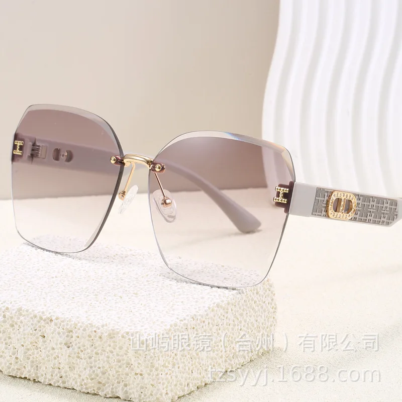 

Новые модные женские солнцезащитные очки, большие безрамочные, модные, с защитой от ультрафиолета, мастер-дизайн, хит продаж, универсальные ​