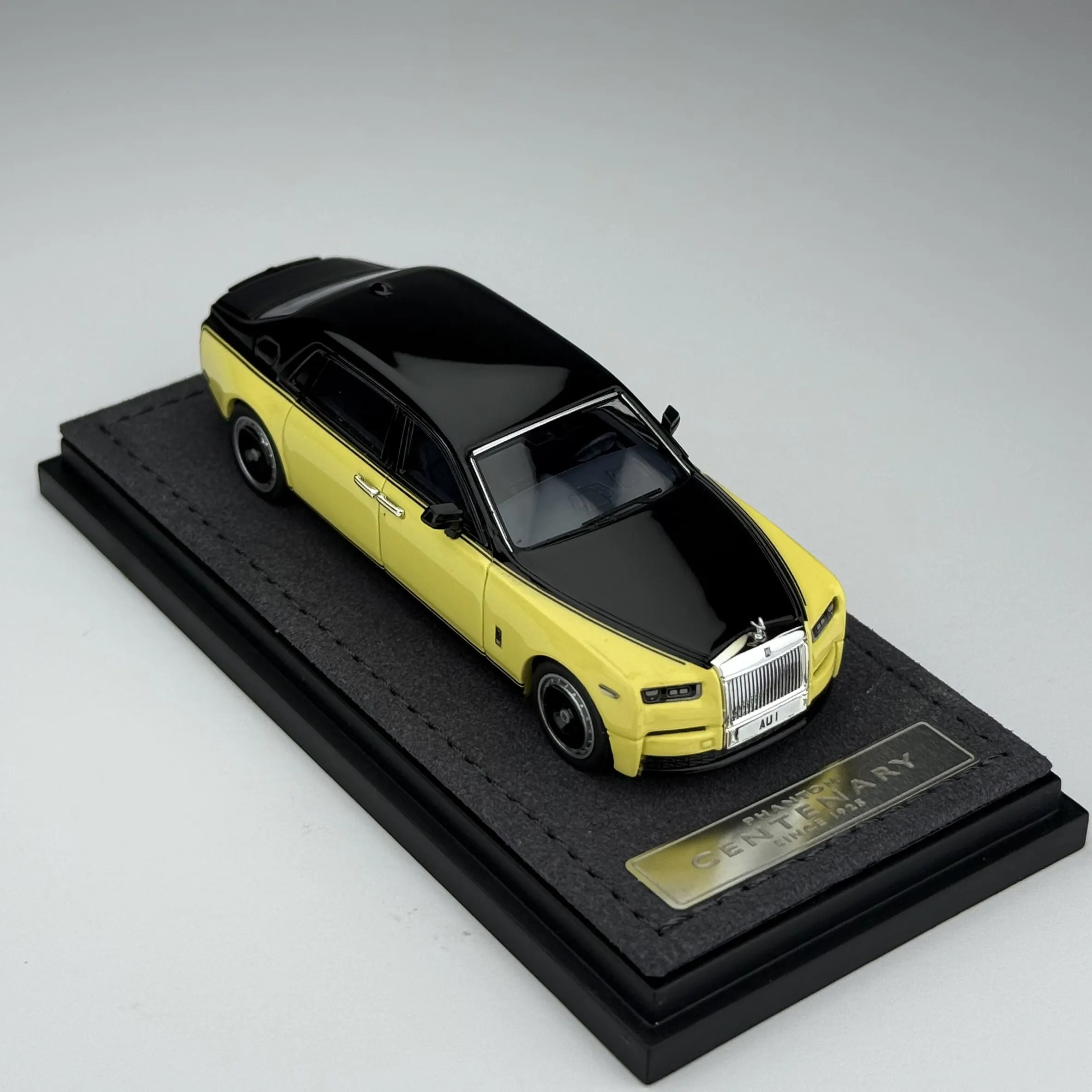 Diecast 1:64 Scale Limited Edition for Beijing Exhibition Banana Rolls-Royce Phantom VIII Alloy Car Model