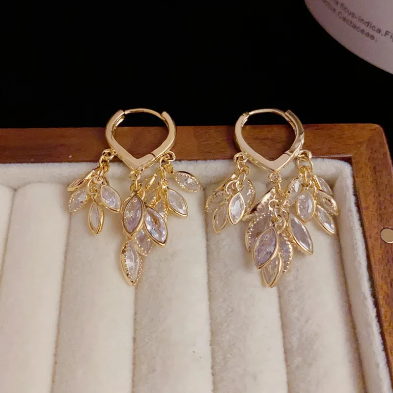 Korean Version of Niche Fashion Light Luxury Super Sparkling Zircon Leaf Tassel Personalized High-end Earrings for Girls Jewelry