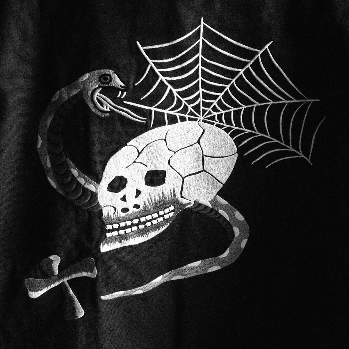 NICHT LAGER Mode Stickerei Gedenkjacke Yokosuka Mantel mit Totenkopfkragen