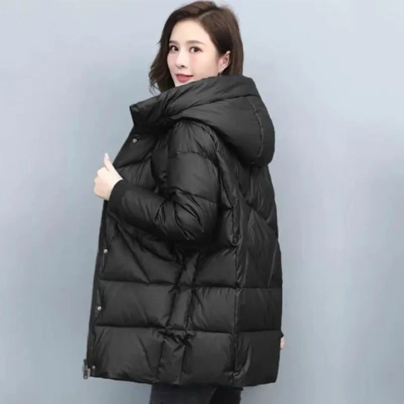 เสื้อโค้ทผ้าฝ้ายมีฮู้ดสำหรับผู้หญิง ทรงยาวปานกลาง สไตล์ฤดูหนาว ดีไซน์หรูหรา แจ็คเก็ตคุณแม่ มีฮู้ด กระเป๋าแบบต่อ คอตั้ง อุ่นสบาย เสื้อผ้าผู้หญิง