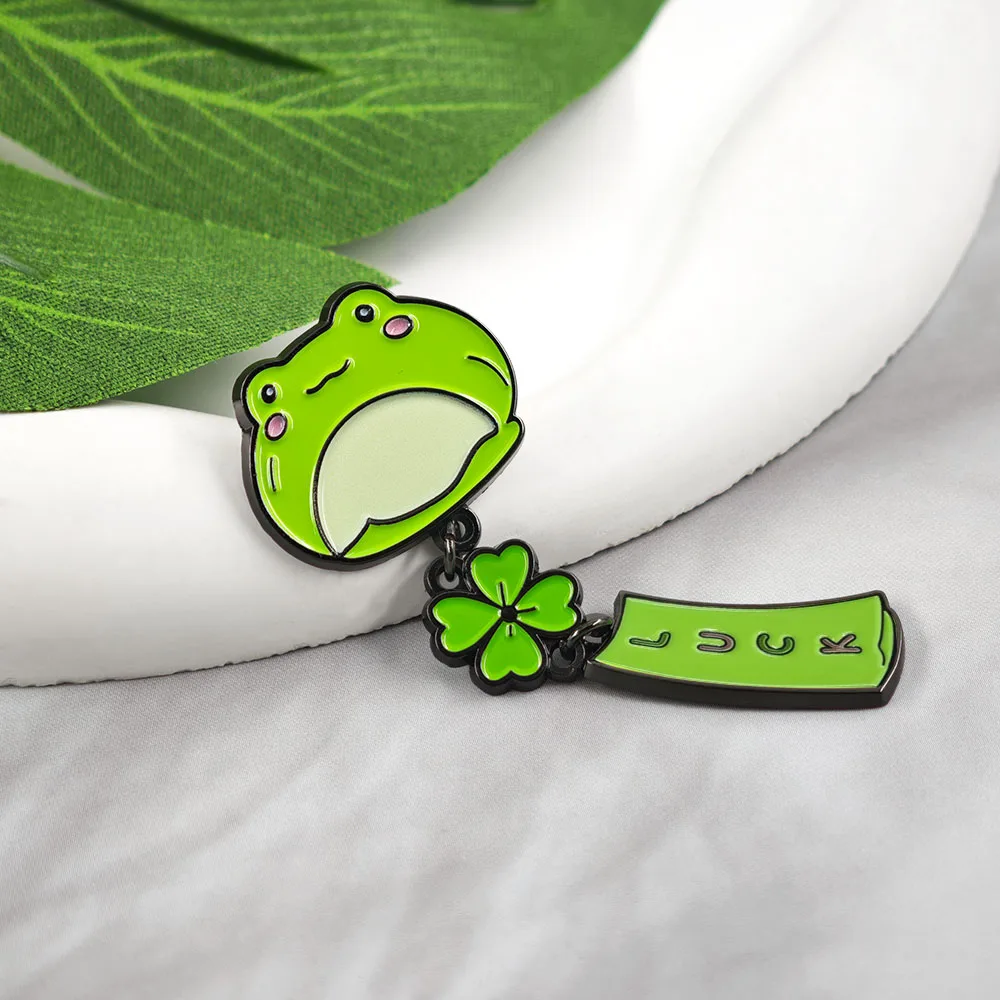 Niedliche grüne Frosch-Windspiel-Brosche, vierblättriges Kleeblatt, hängende Quastenkette, Anstecknadel, Glücksbringer, Kawaii-Glücksamulett, Schmuckgeschenk – Detail 6