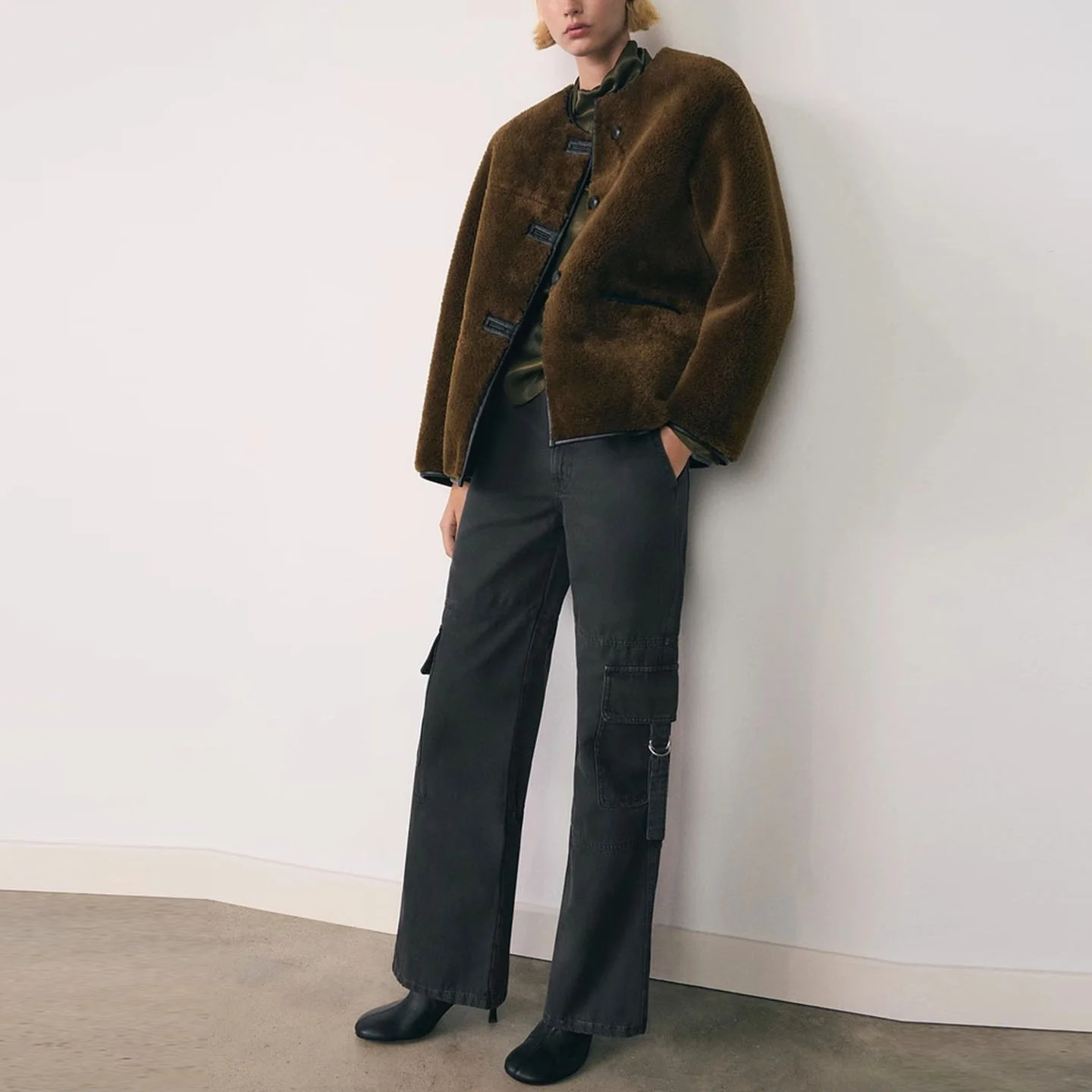 معطف نسائي من Faionable مناسب تمامًا مع سترة من الجلد والفرو المتكامل لخريف 2025 وصل حديثًا بحامل Z مناسب