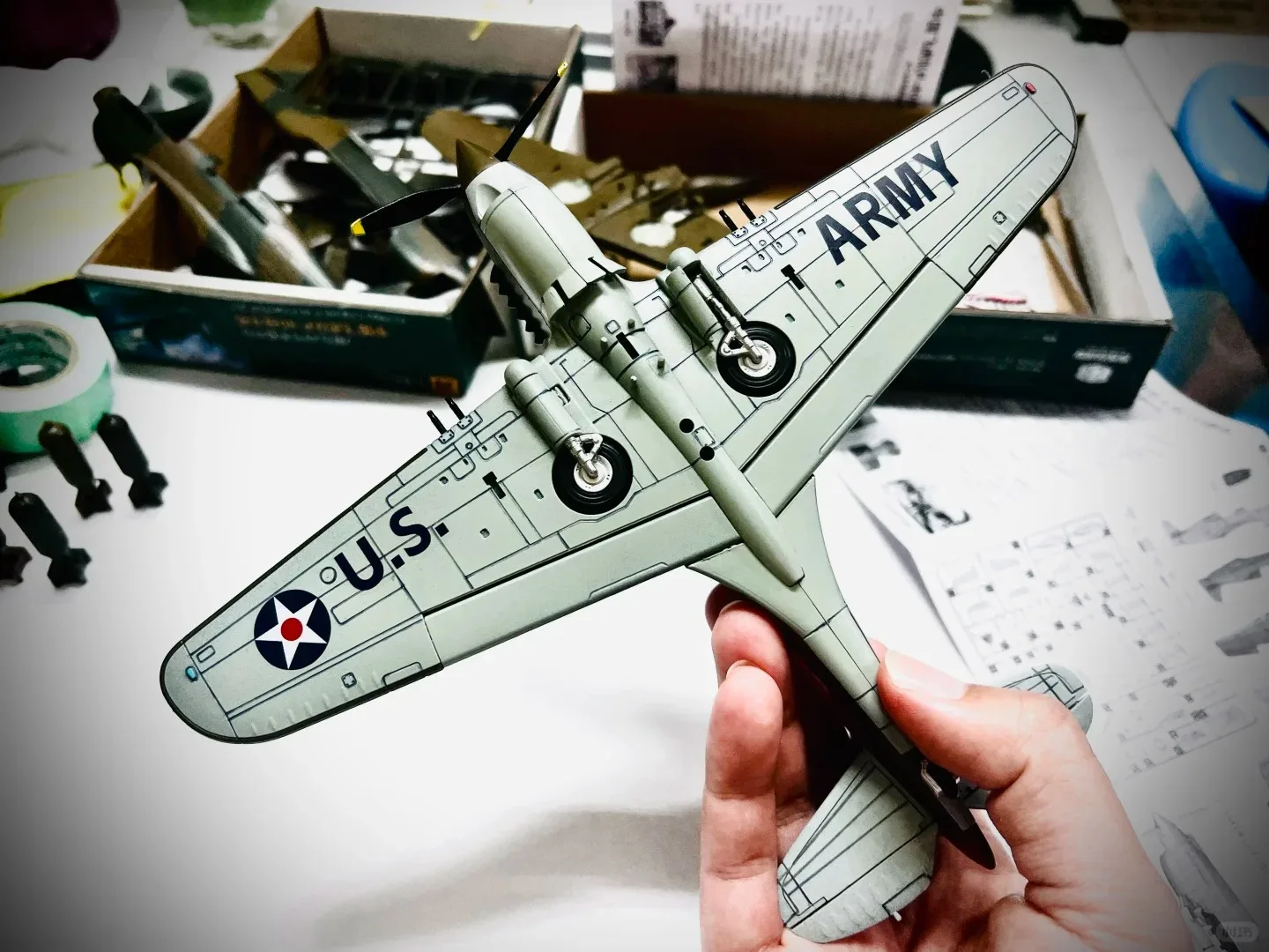 

1/48 Scale Flying Tigers P-40b Warhawk (Lee-61028-32) - Glue-Free Pre-Painted Model Kit With Decals Model Toy Gifts