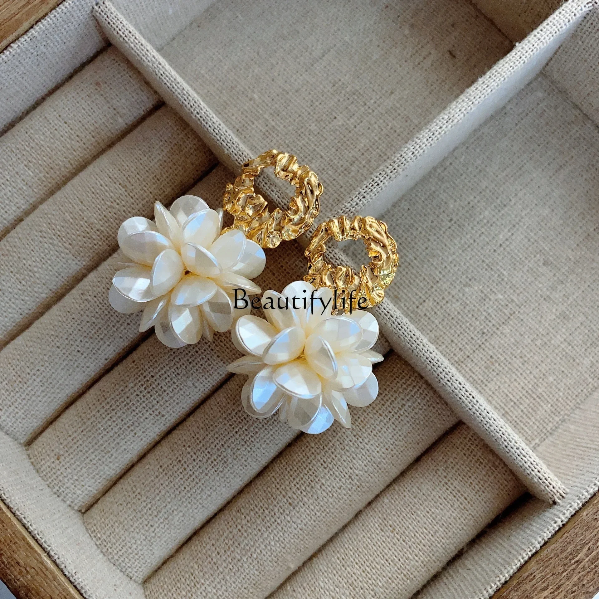 

Retro temperament, flower stud earrings, personalized high-end earrings, light luxury atmosphere