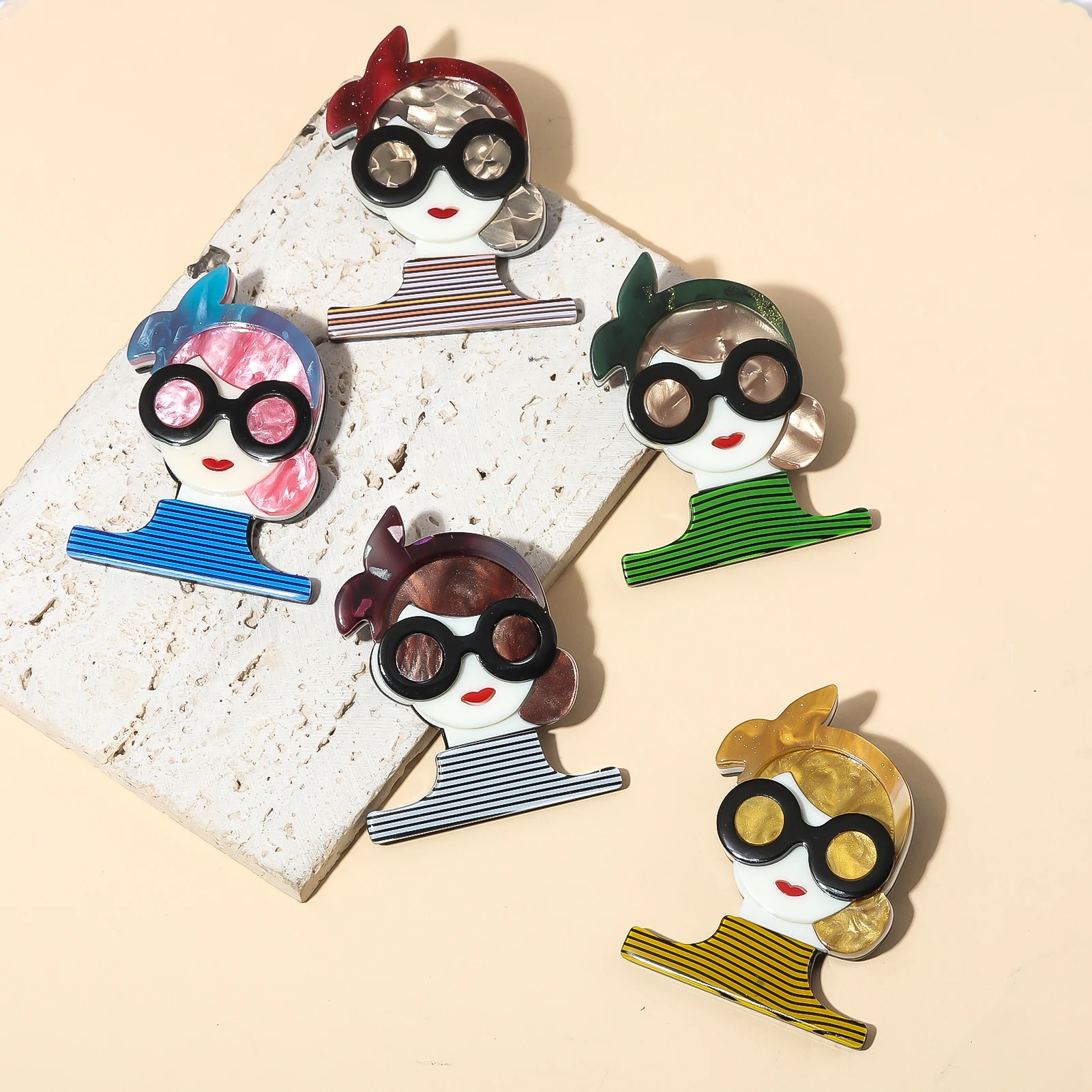 Broche de figura de dama con gafas y lazo a rayas de colores, para fiesta, oficina, bolso, insignia, regalo, joyería