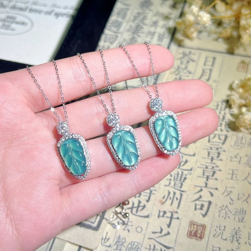 

Cool and trendy luxury versatile natural A-grade jadeite golden leaf pendant for women with a high-end design