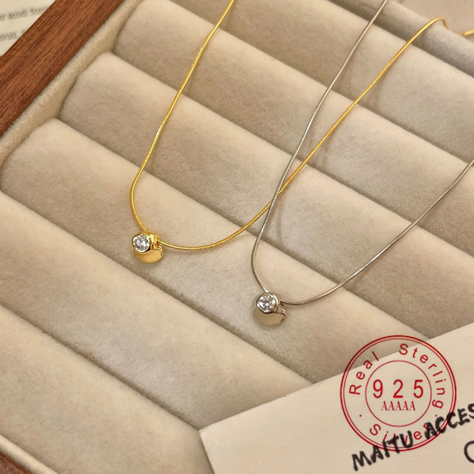 

Серебряное колье с подвеской в форме сердца из стерлингового серебра 925 пробы с фианитами, золотое/серебряное, минималистичное, с одним камнем | Гипоаллергенные изящные украшения