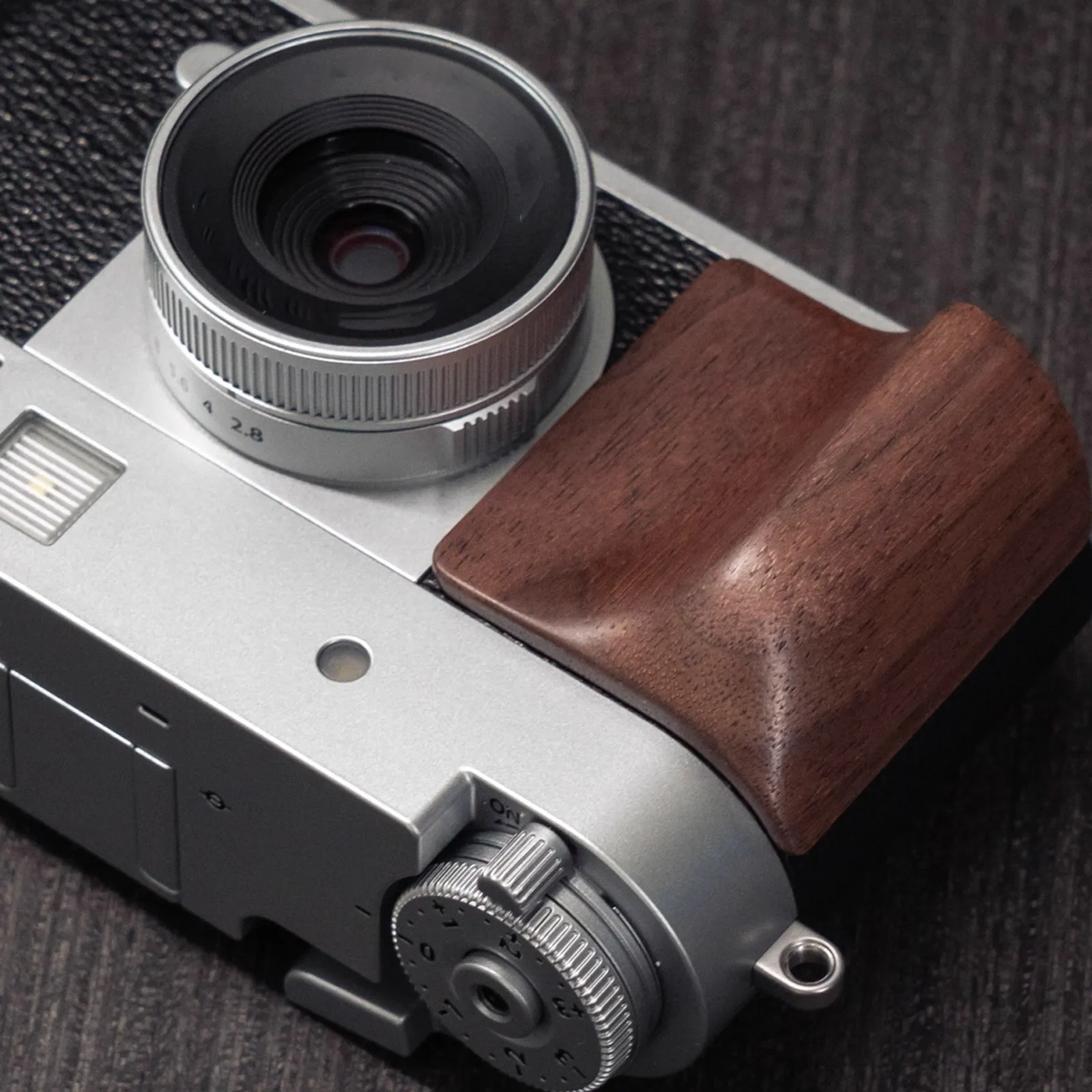 

Липкая ручка из цельного дерева. Легкий и компактный. Увеличивает ощущение. Эргономичный дизайн. Высокое качество. Подходит для Fuji Xhalf.