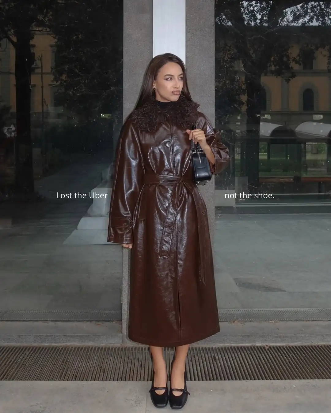 Giacca da donna in pelle patchwork con collo in pelliccia casual Moda manica lunga con lacci Cappotto lungo ampio 2025 Lady High Street Chic Outwear