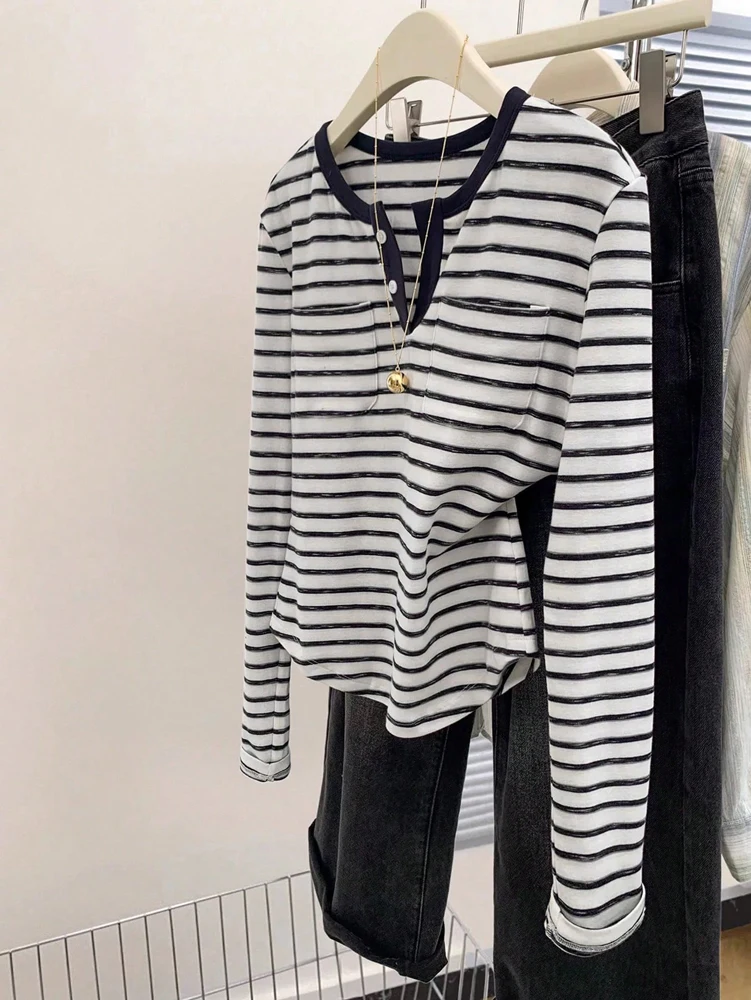 

Early Autumn New Arrival Black and White Striped Regular-Shoulder Slim-Fit Versatile T-Shirt Notched V-Neck Regular Fit