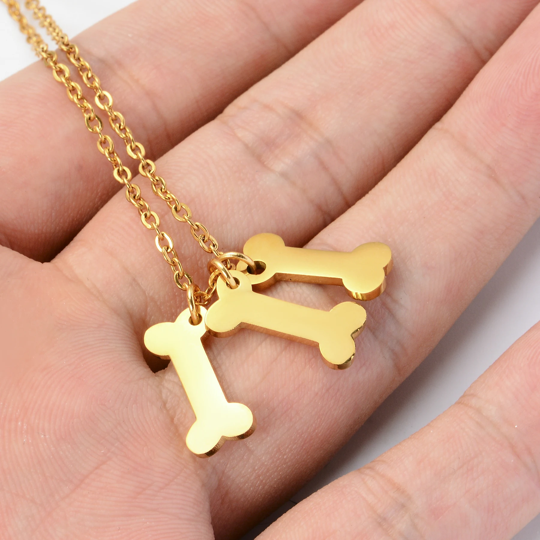 قلادة شخصية من الفولاذ المقاوم للصدأ للنساء ، حرف اسم مخصص ، سحر على شكل عظمي ، مجوهرات متدلية ، هدية ذاكرة