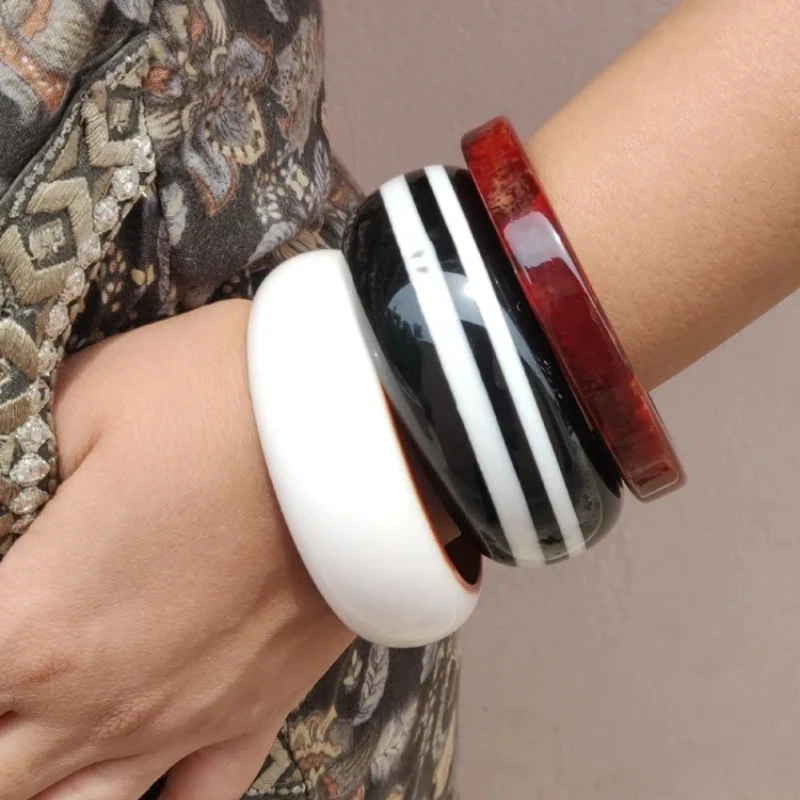 HANGZHI Irregular sky blue dyed conch bracelet, contrasting striped resin bracelet, simple and versatile Y2K jewelry for women