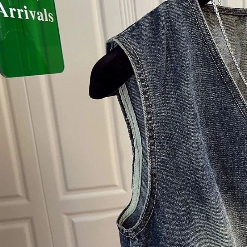 磨き上げられた白いVネックのおしゃれなデニムベストジャケット レディース 2025年新作 ノースリーブ 気質デザイン ニッチトップ