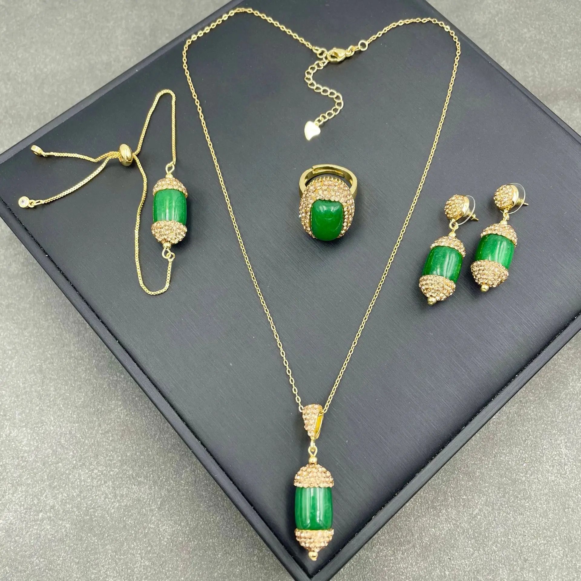 

Dry green jadeite agate ore four-piece set, ethnic style dzi beads inlaid jewelry, Czech crystal emerald pendant earrings rings