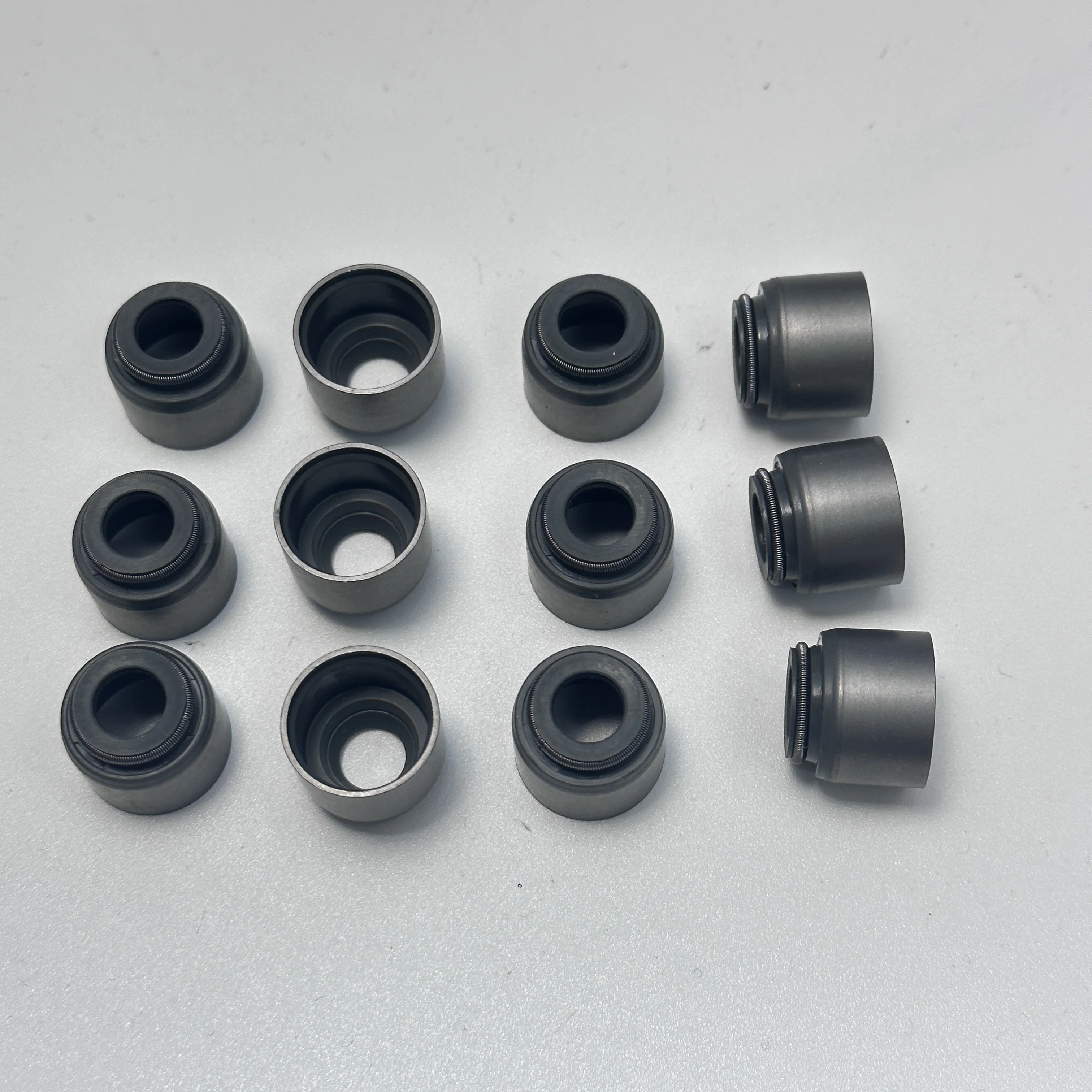 12Pcs MD197467 Valve Stem Oil Seal FKM Metal Shell For Mitsubishi Pajero Montero V32 V33 L200 4D55 4D56T Engine Replacement Seal