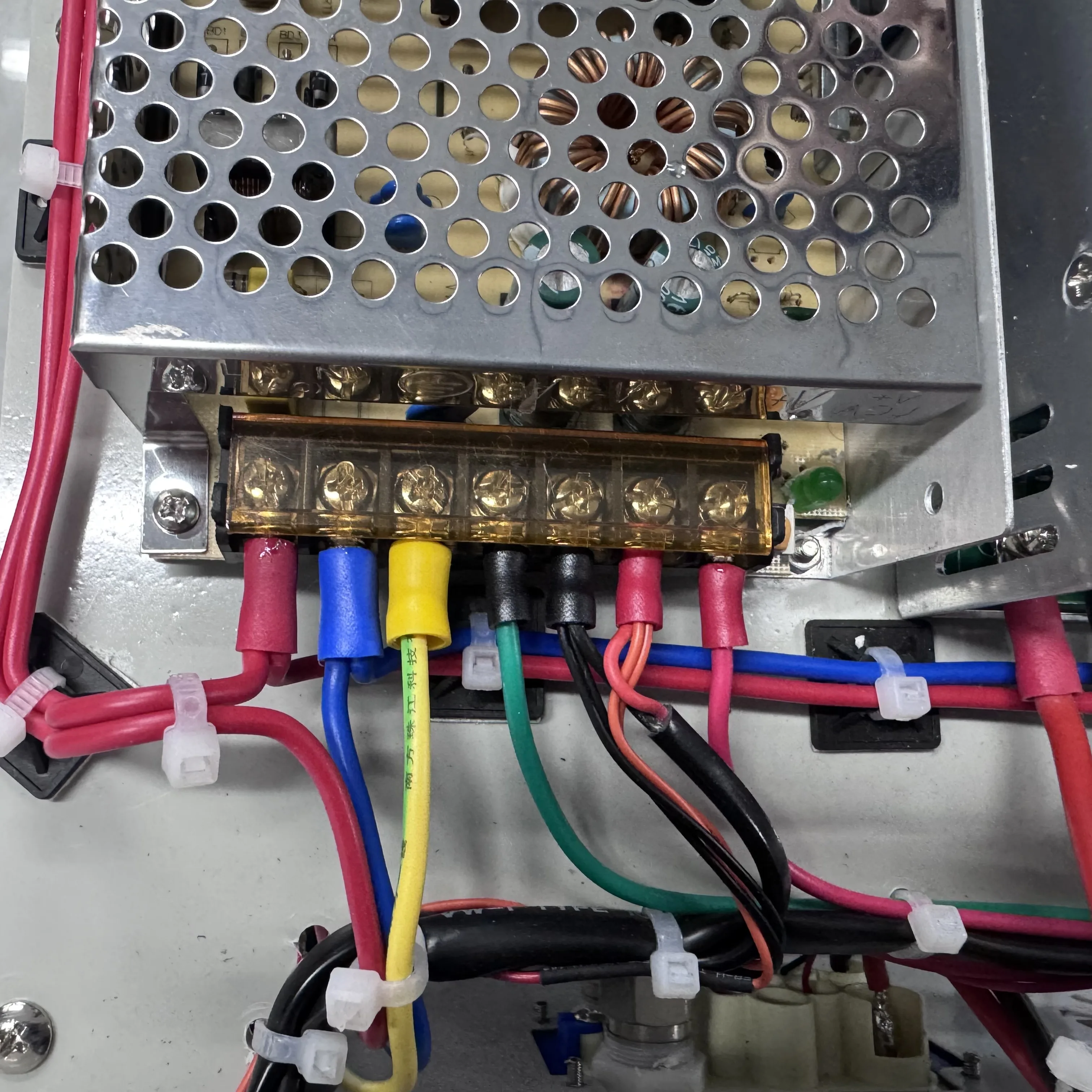 

Профессиональный диодный лазер для удаления волос с 3 длинами волн (755 нм, 808 нм, 1064 нм) для безболезненного и перманентного удаления волос