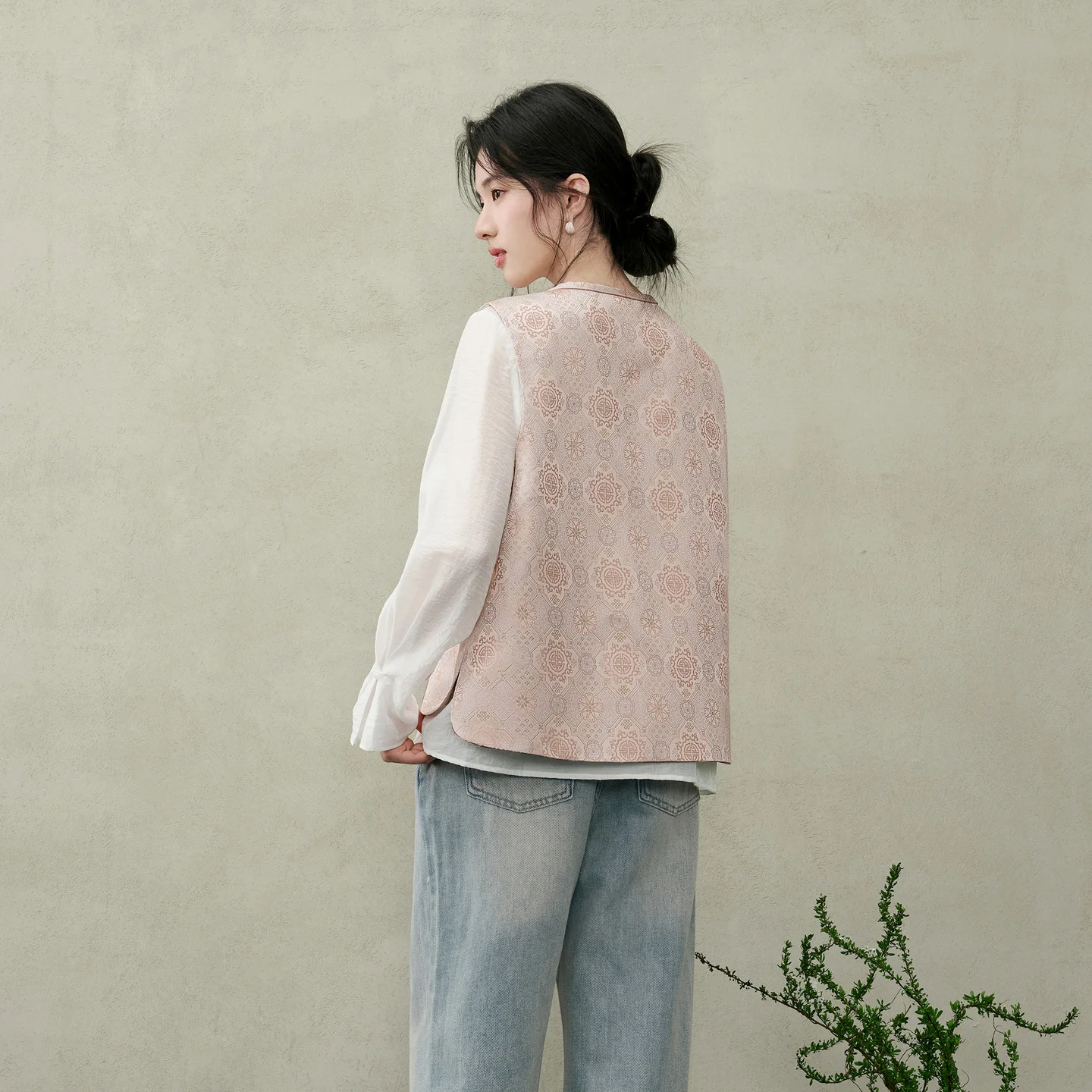 SENTUBILA Women's Chinese Style Vest 2026 Spring New Pink Round Neck Handmade Frog Button Satin Jacquard Loose Top 161JE6350