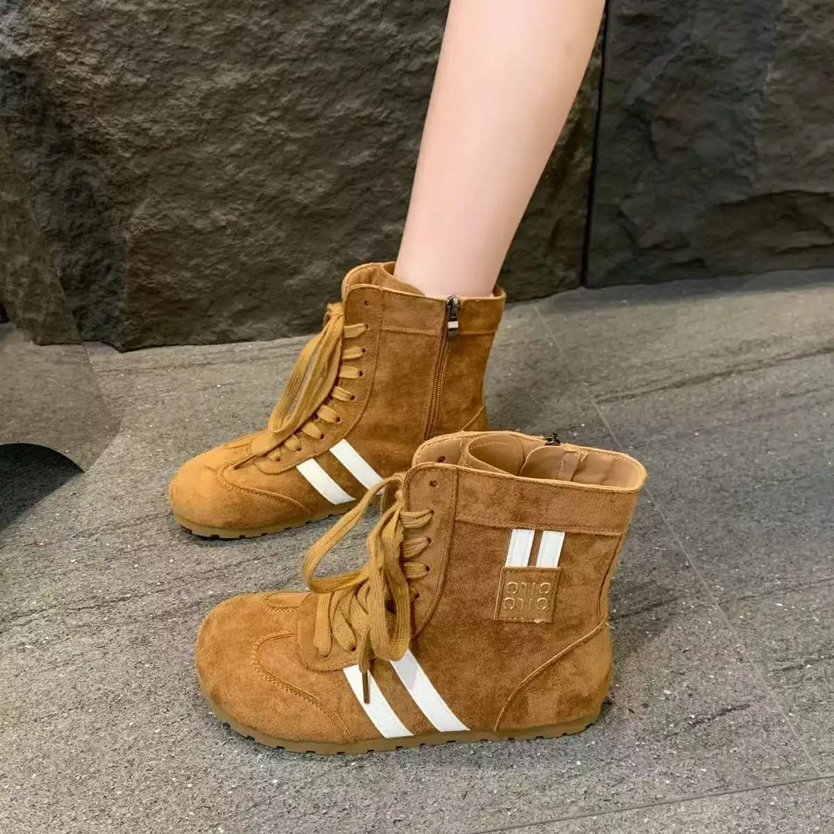 الأمريكية شقة أحذية بوت قصيرة أحذية النساء 2025 شتاء جديد المتفجرة رئيس مستدير الدانتيل متابعة الأحذية المسطحة Zapatos De Mujer الساخن بيع