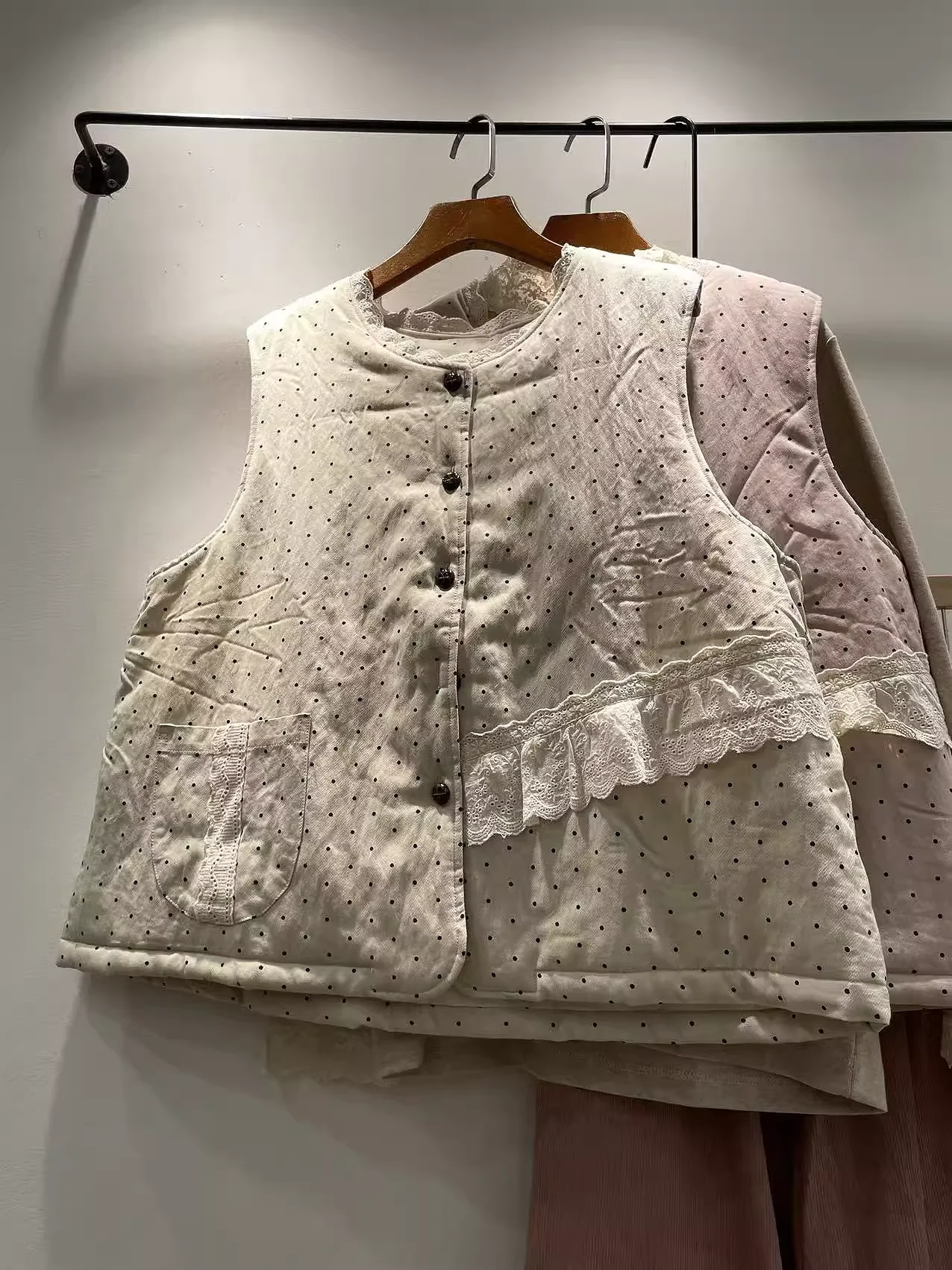 

Зимний хлопковый стеганый жилет в стиле Mori Girl для женщин, осенняя милая кружевная лоскутная куртка без рукавов в горошек с хлопковой подкладкой