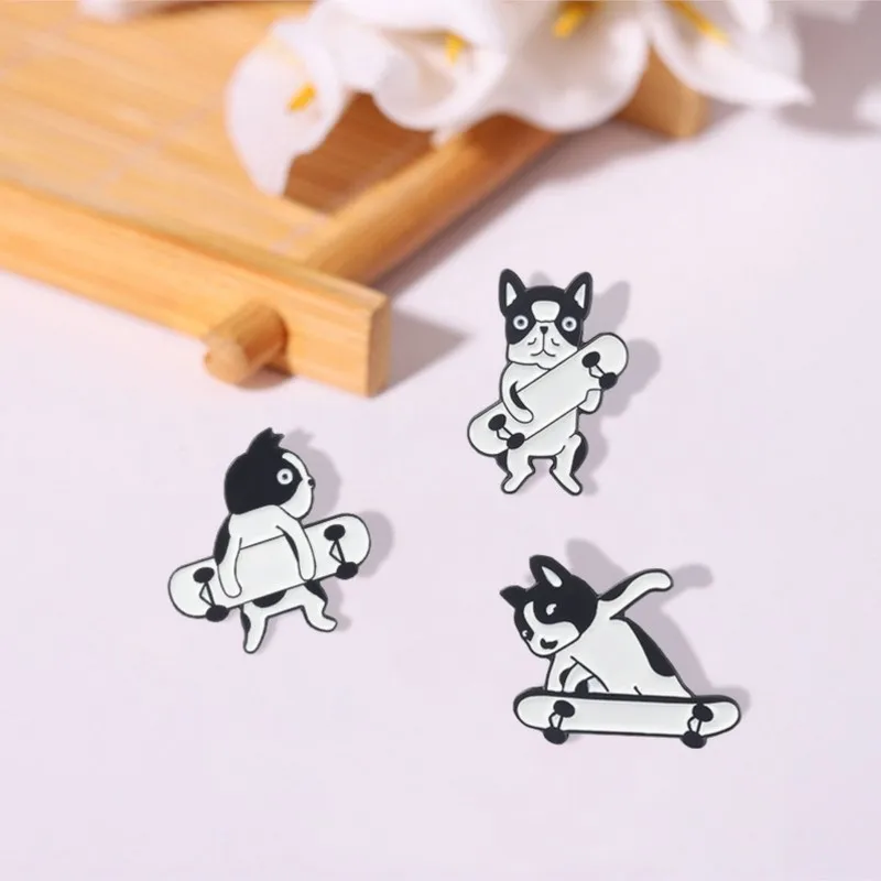 Alfileres esmaltados personalizados, broche de perro manchado blanco y negro, insignia de solapa, bolsa, joyería de dibujos animados, regalo para chico, amigo, monopatín, perros de movimiento