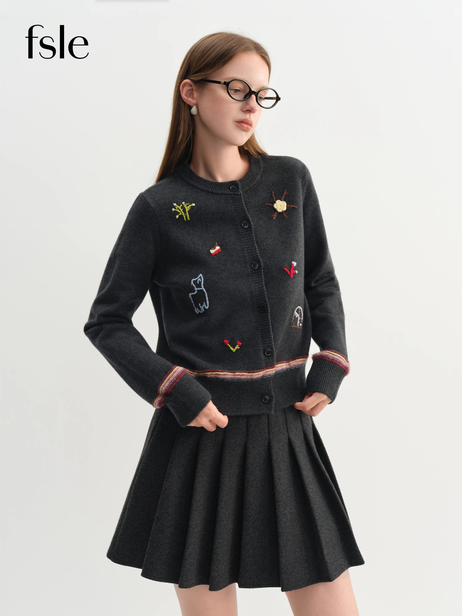 

FSLE 2025 Зимний женский милый вязаный кардиган с круглым вырезом, повседневный топ с ручной вышивкой, мягкая пряжа, свитер с открытой передней частью, повседневная одежда для дома