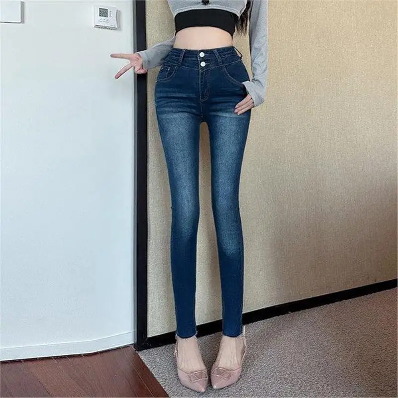 بنطلون جينز ضيق عالي الخصر بتصميم عصري، موديل خريفي جديد مع خصر مطاطي وحشوة للورك، قصة ضيقة تصل إلى الكاحل
