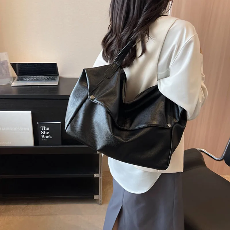 

Winter Korean Version Large Capacity Tote Bag Pu Black Handbag Casual Commuting Bag Collocation Coat Women'S Shoulder Bag