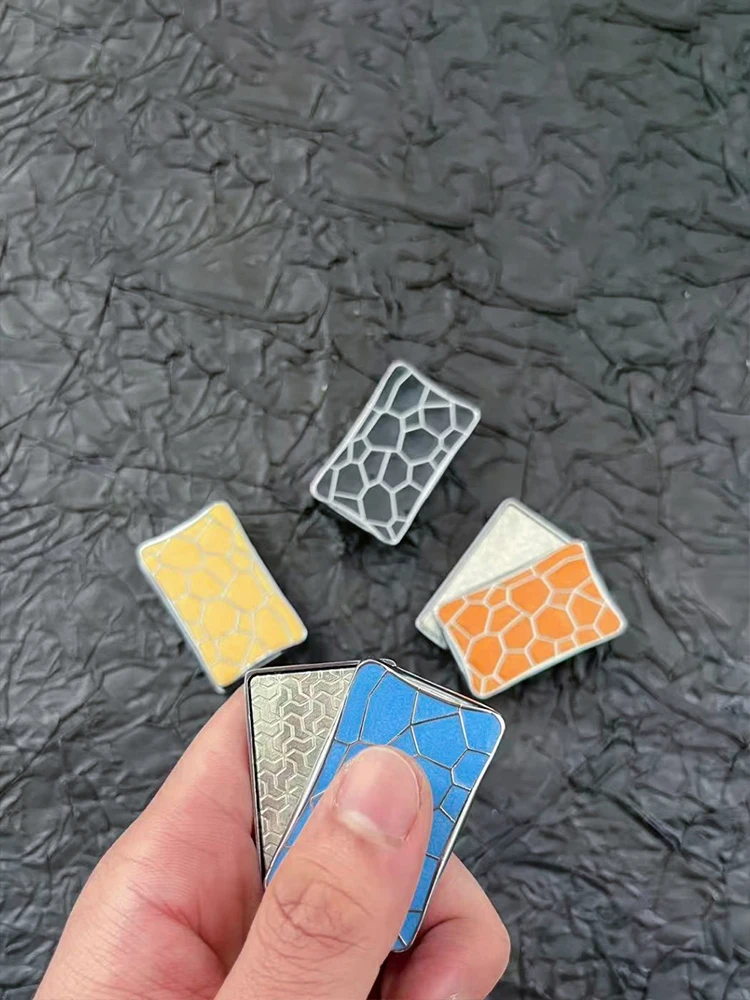 Accessoire de poche coulissant en métal de style cube d'eau, jouet de sport de bureau compact en métal, adapté au transport quotidien