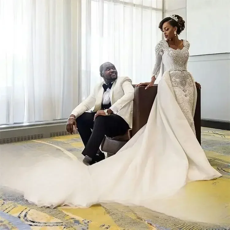 ชุดแต่งงานหรูหราแบบสั่งตัด ชุดแต่งงานไซส์ใหญ่สไตล์แอฟริกัน ชุดแต่งงานลูกไม้สไตล์วินเทจแขนยาวแบบถอดได้ พร้อมชายกระโปรงยาว
