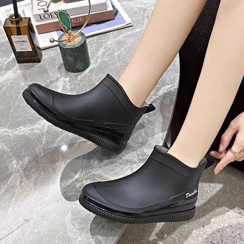 Fashion rain boots for women, adult short-tube outdoor leisure Korean style work car wash kitchen non-slip rubber boots for wome