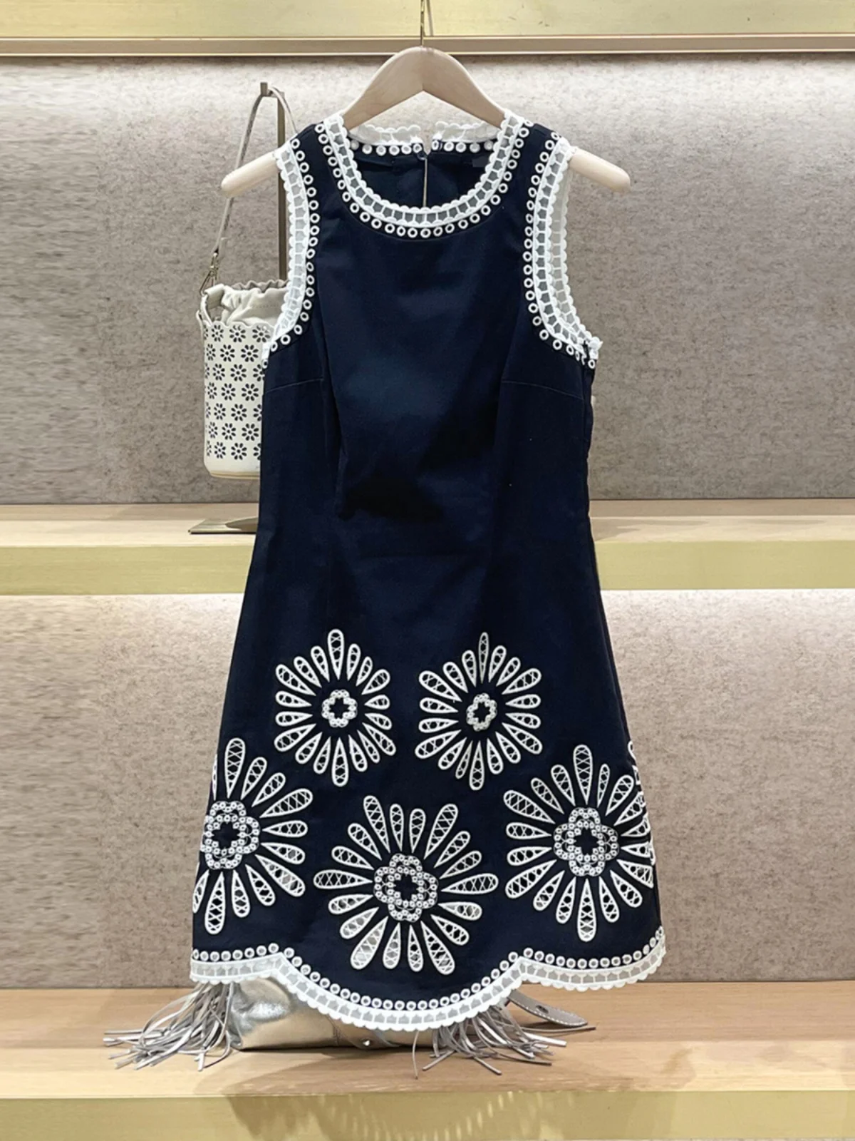 

Летнее женское платье-жилет M Home Nan You в стиле Хепберн, без рукавов, с вышивкой, для офиса, с завышенной талией, А-силуэт, короткая юбка