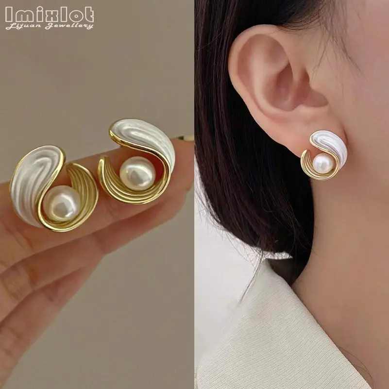 New Gold Metal Wrapped Imitation Pearl Earrings for Women Personality Fashion Simple Retro Stud Earrings Wedding Jewelry