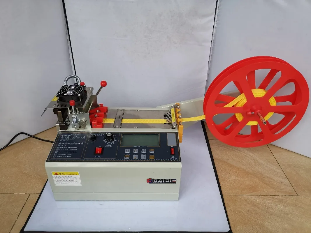 

Автоматическая машина для резки тканевых лент и круглых шнуров с функцией горячей и холодной резки, специализированная машина для резки, с настраиваемыми резиновыми роликами для нарезки канавок.