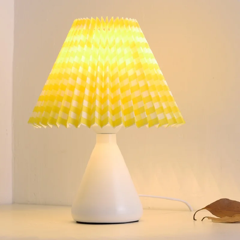 Lampada da tavolo moderna e creativa in tessuto nuovo, colore paralume, piccola lampada da tavolo, studio, camera da letto, soggiorno, ufficio, lampada da scrivania in ferro