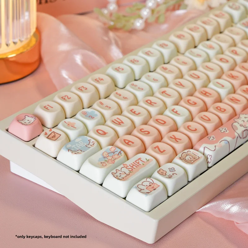 

MOAHighly Off-White Light Pink Strawberry KittenPBTComplete Set of Sublimation Keycaps for Mechanical Keyboards