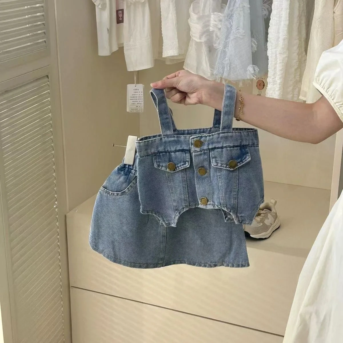 

Джинсовый костюм для девочек, новинка 2024, детская корейская версия, жилет и короткая юбка, комплект из двух предметов для девочек, летняя повседневная мода для малышей