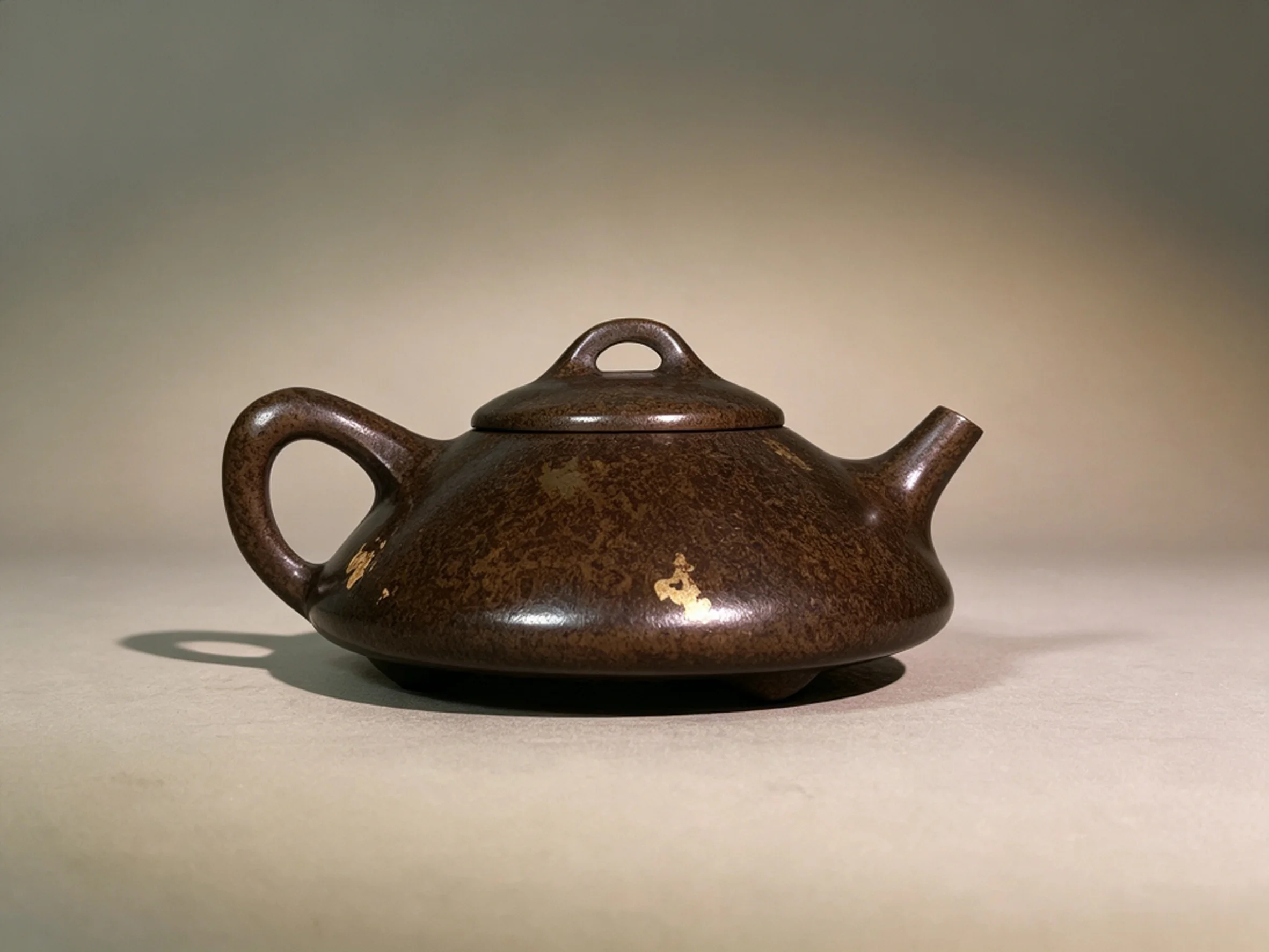 Exquisite Gilded Copper Teapot, Decorative Ornament for Tea Tables, Tea Rooms, Homes, Tea Ceremonies, Studies and Elegant Cultur