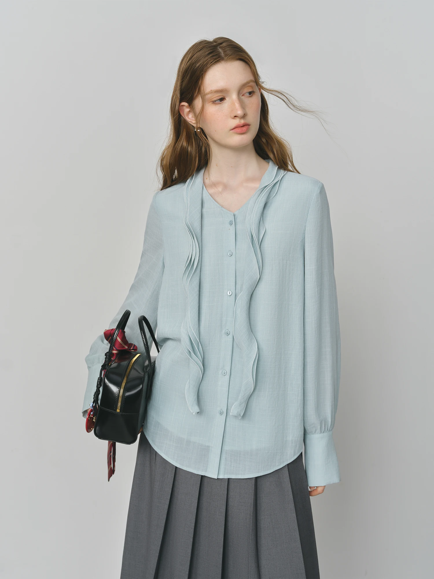  FSLE الخريف بلوزة أنيقة 2025 غير المتماثلة انتفض قميص الخامس الرقبة الكورية نمط شيك تصميم مكتب سيدة قميص نسائي غير رسمي #2