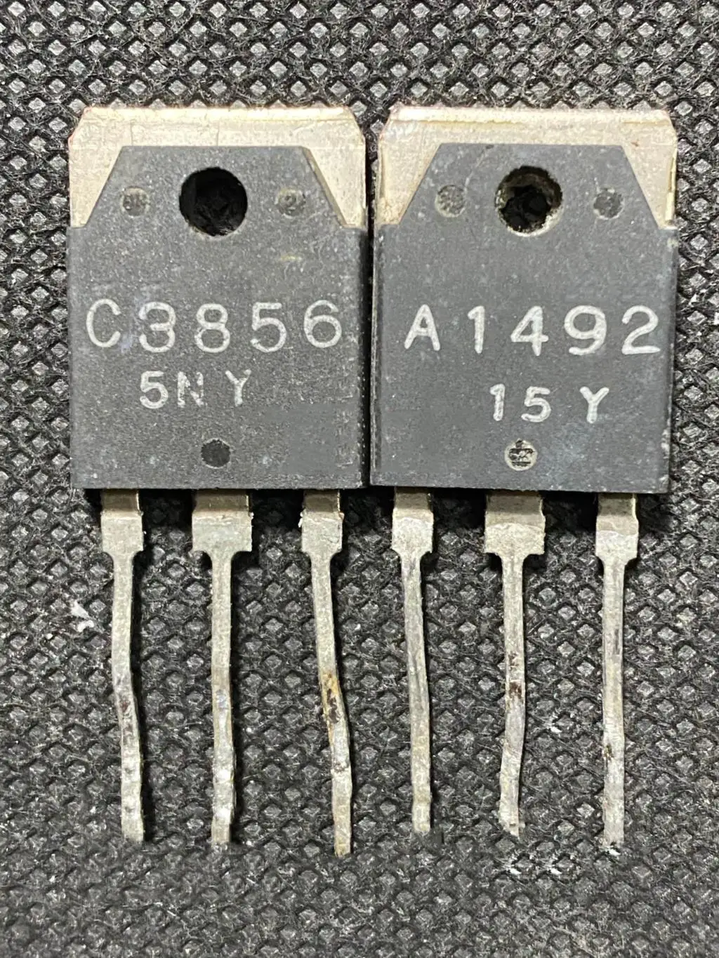 Used 2pcs=1pair A1490 C3854 A1491 C3855 A1492 C3856 A1693 C4466 A1694 C4467 A1695 C4468 2SA1695 2SC4468 TO-247 disassembly