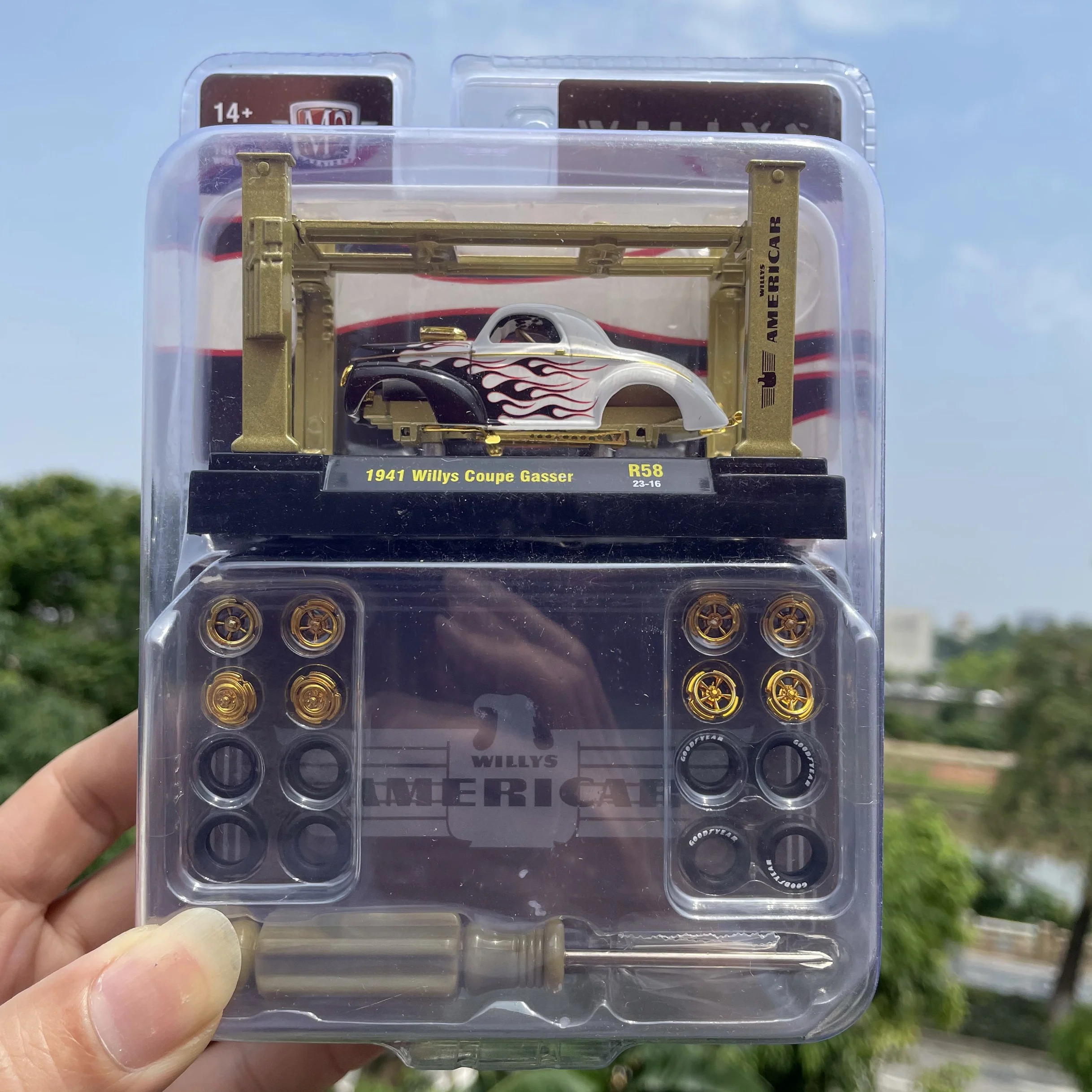 

Diecast 1:64 Scale Willis Classic Car Model Collectible Toy Gift Souvenir Display Ornament