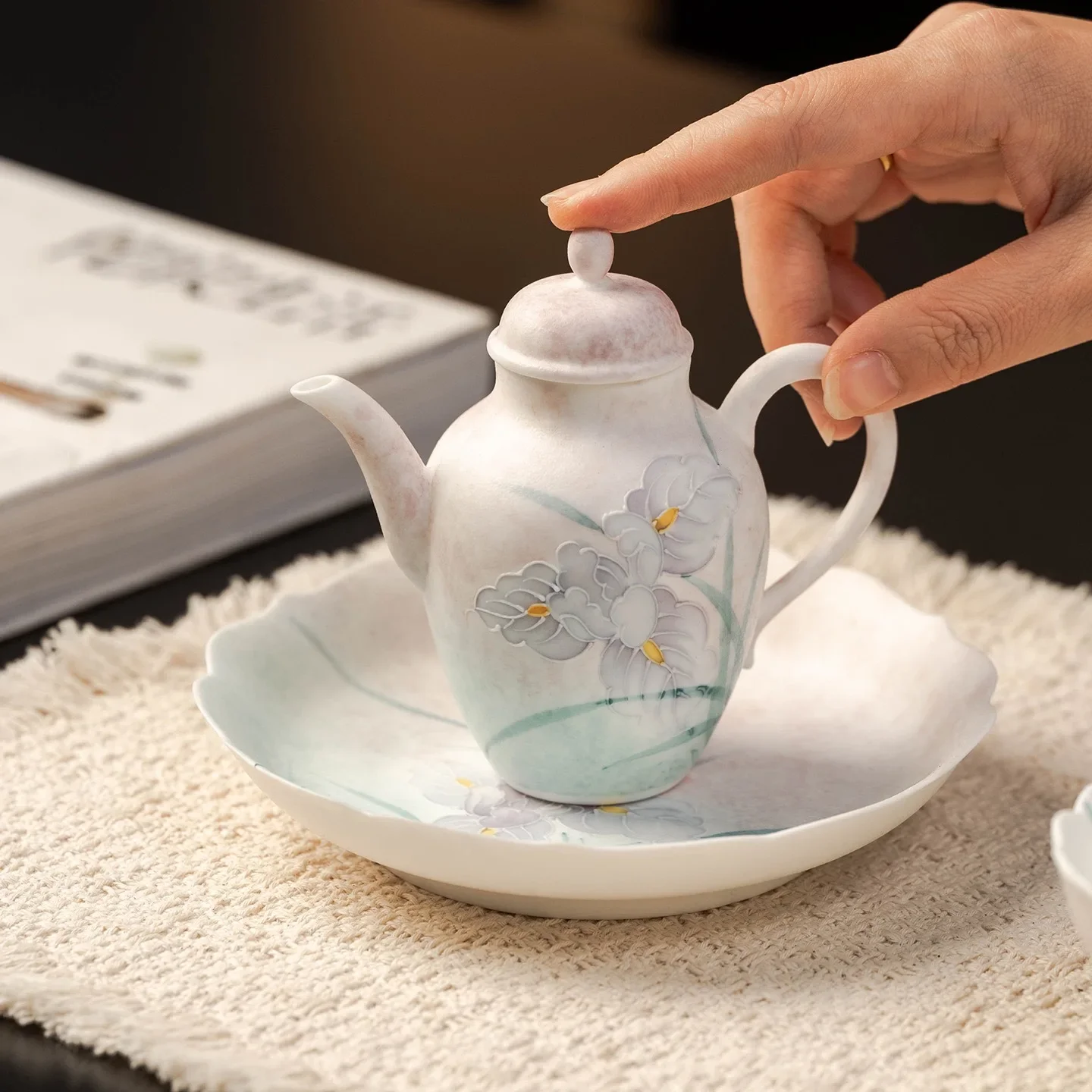 Hand Painted Iris Ceramic Teapot Small Fresh Ladies Brewed Teapot Ball Hole Filter Household KungFu TeaSet Cover Bowl Master Cup