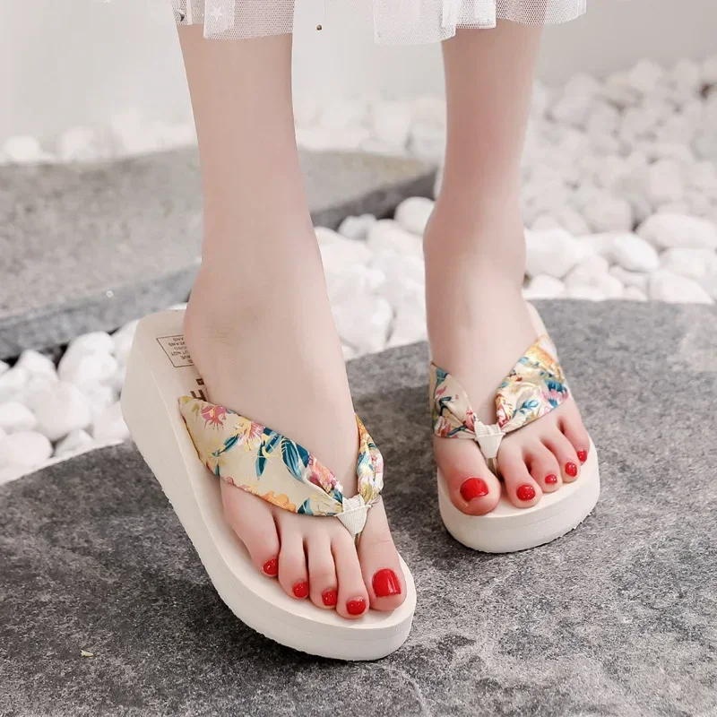 Flip Flops Women Retro Floral Platform Shoes Satin Wedges Beach Resort Shoes New Women Fashion Light Home Slippers Zapatos Mujer