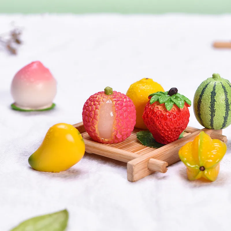 

Figurines Miniature Artificial Fruits Resin Ornaments Kawaii Peach Strawberry Desk Accessories For Home Decoration Room Decor