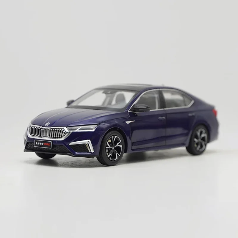 Diecast 1:18 Scale New Skoda Octavia PRO 2021 Alloy Car Model Finished Product Simulation Toy Collection Gift Static Model
