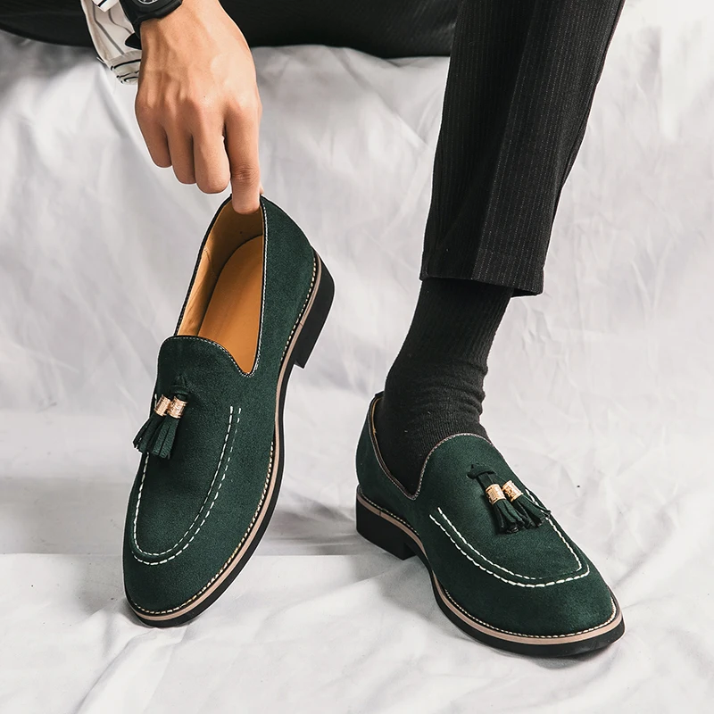 Zapatos de cuero sin cordones con borlas para hombre, mocasines de diseñador, calzado de ante, estilo Retro, ideal para banquete y actos sociales,