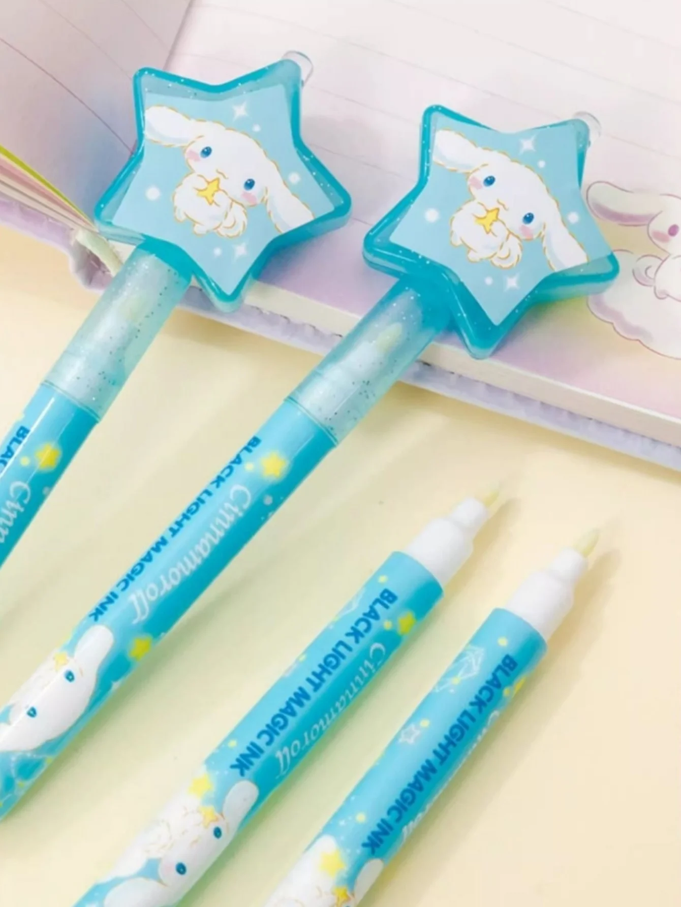 2 Stück Kuromi Cinnamon Roll Unsichtbare Fluoreszierende Marker UV-Licht-Stifte My Melody Secret Pen Geschenke für Schüler – Detail 9